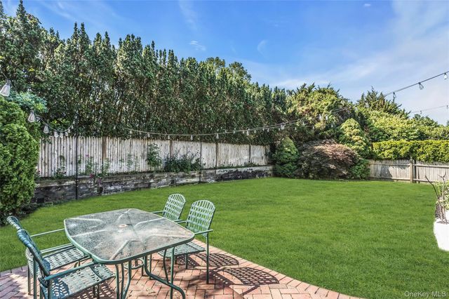 24 Lewis Lane, Port Washington, NY 11050