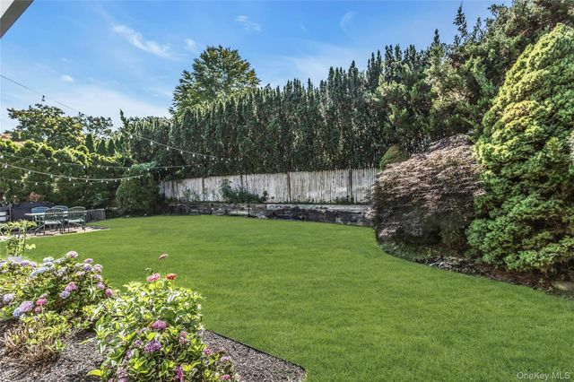 24 Lewis Lane, Port Washington, NY 11050