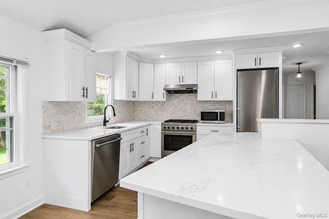 24 Lewis Lane, Port Washington, NY 11050