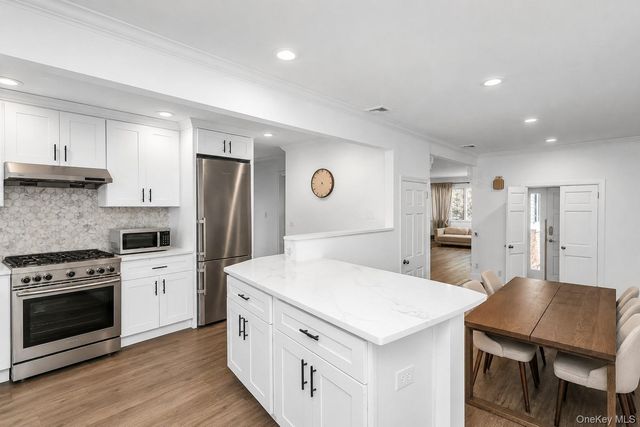 24 Lewis Lane, Port Washington, NY 11050