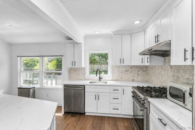 24 Lewis Lane, Port Washington, NY 11050