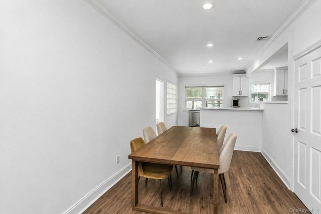 24 Lewis Lane, Port Washington, NY 11050