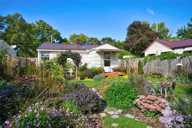 2130 E Whittemore Avenue, Burton, MI 48529