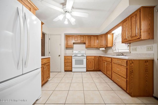 8516 Bronzewing Ct, Jeffersontown, KY 40299