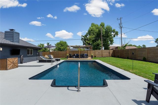 1601 S 17th Street, Rogers, AR 72758