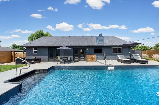 1601 S 17th Street, Rogers, AR 72758