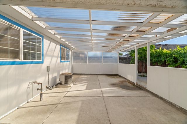 7992 Valley Green Dr, Sacramento, CA 95823