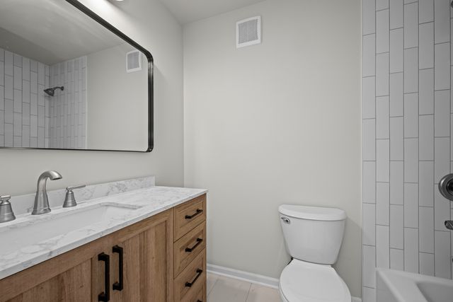 2411 N Kennicott Drive 2B, Arlington Heights, IL 60004