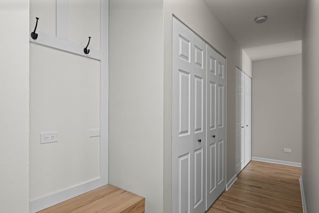 2411 N Kennicott Drive 2B, Arlington Heights, IL 60004