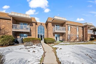 2411 N Kennicott Drive 2B, Arlington Heights, IL 60004