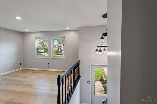 9925 Grasscreek Court, Cincinnati, OH 45231