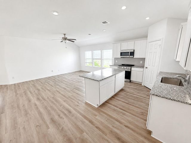 504 Oak Chase Avenue, Dayton, TX 77535