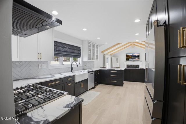 39 Oak Tree Circle, Queensbury, NY 12804