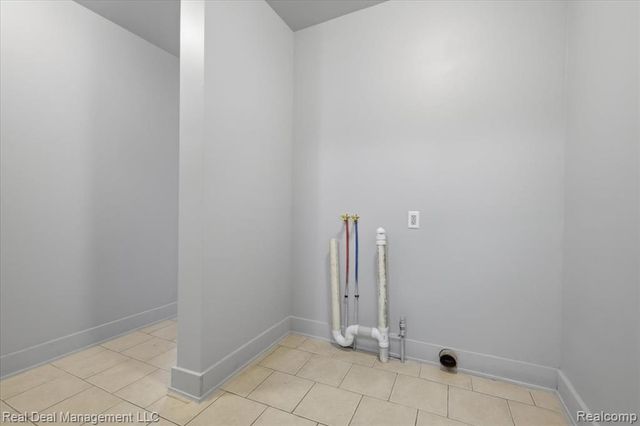 354 N Saginaw Street, Pontiac, MI 48342