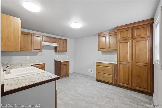 354 N Saginaw Street, Pontiac, MI 48342
