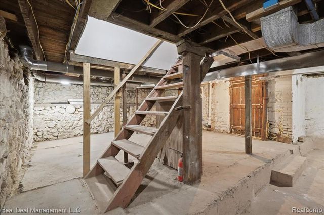 354 N Saginaw Street, Pontiac, MI 48342