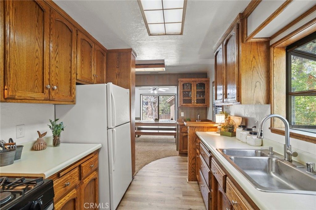 Image 15 of property listing at 39169 Robin, Big Bear Lake, CA 92315