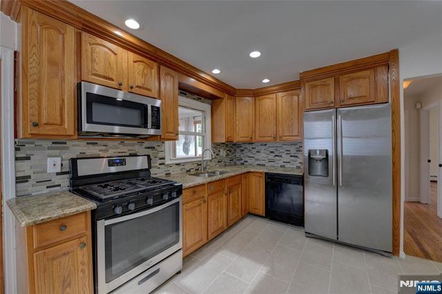 29 Winifred Drive, Totowa, NJ 07512