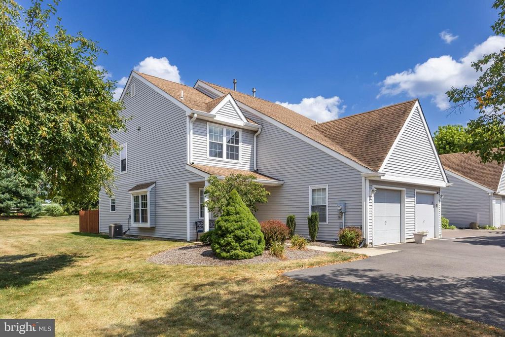 324 BIRCH HOLLOW DR, Bordentown, NJ 08505
