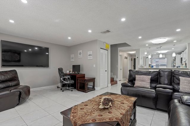 1177 NW 98th Terrace 132, Pembroke Pines, FL 33024