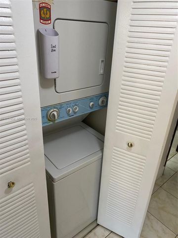 200 Wimbledon Lake Dr 200, Plantation, FL 33324