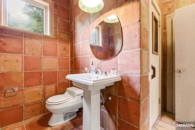565 Green Lane, River Vale, NJ 07675