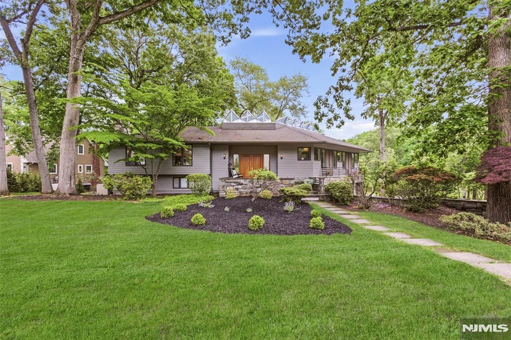 565 Green Lane, River Vale, NJ 07675