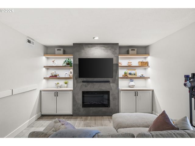 16097 Nw OAK HILLS Dr, Beaverton, OR 97006