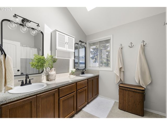 16097 Nw OAK HILLS Dr, Beaverton, OR 97006
