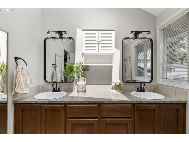 16097 Nw OAK HILLS Dr, Beaverton, OR 97006