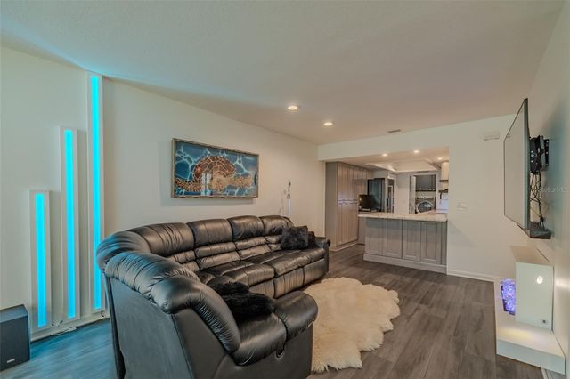 911 GOLFVIEW WOODS DRIVE, Sun City Center, FL 33573