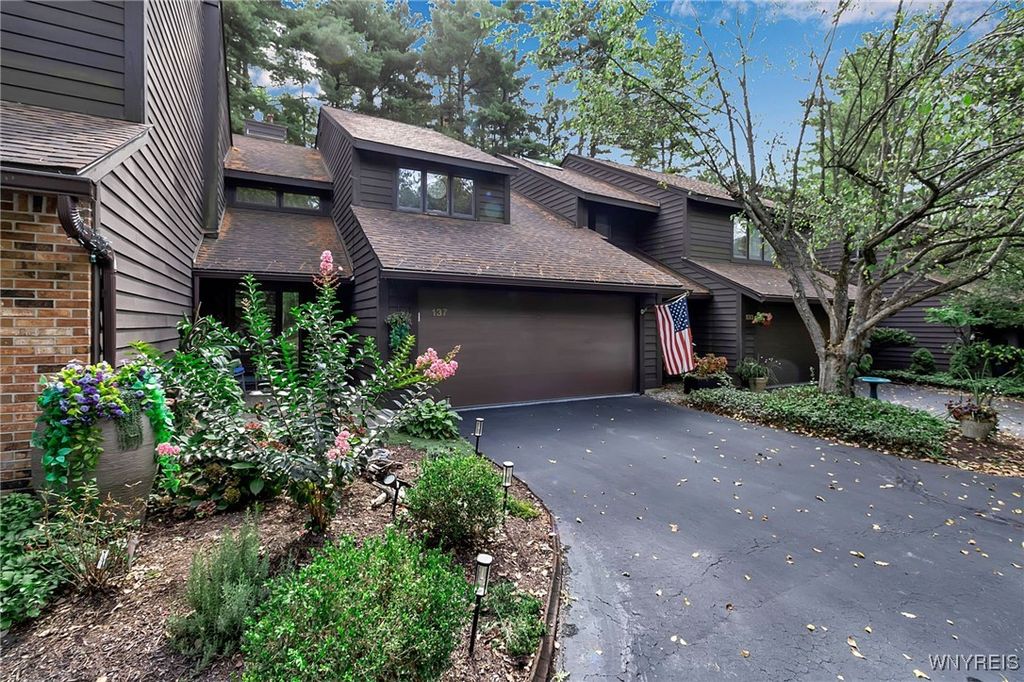 137 Breezewood Common, Amherst, NY 14051