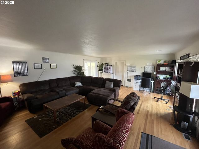 1022 Horn Ln, Eugene, OR 97404