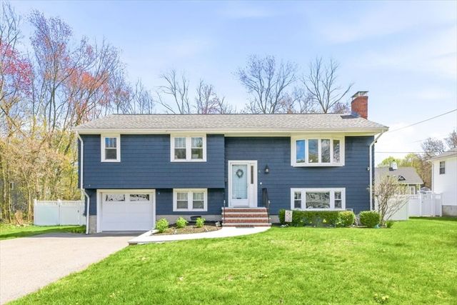 4 Flintlock Ln, Dedham, MA 02026