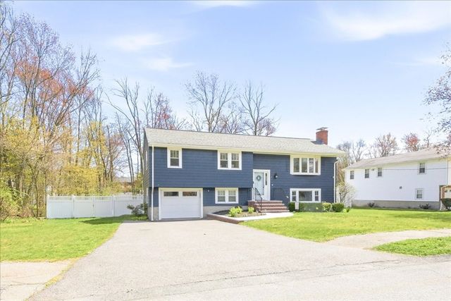 4 Flintlock Ln, Dedham, MA 02026