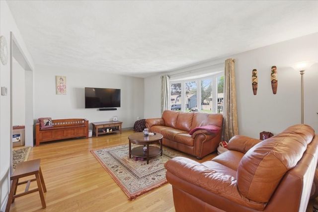 4 Flintlock Ln, Dedham, MA 02026