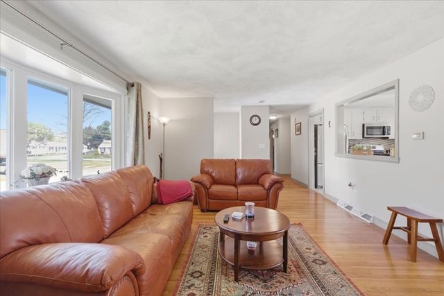 4 Flintlock Ln, Dedham, MA 02026