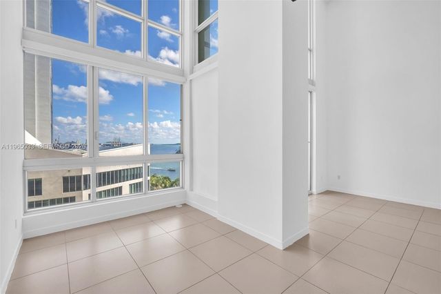 300 S Biscayne Blvd L-822, Miami, FL 33131