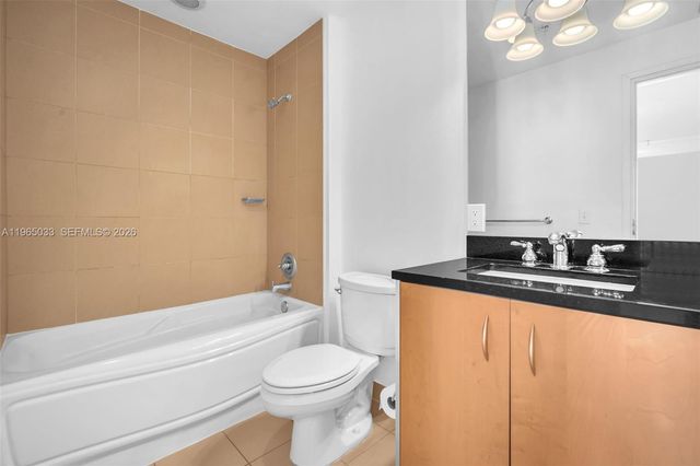 300 S Biscayne Blvd L-822, Miami, FL 33131