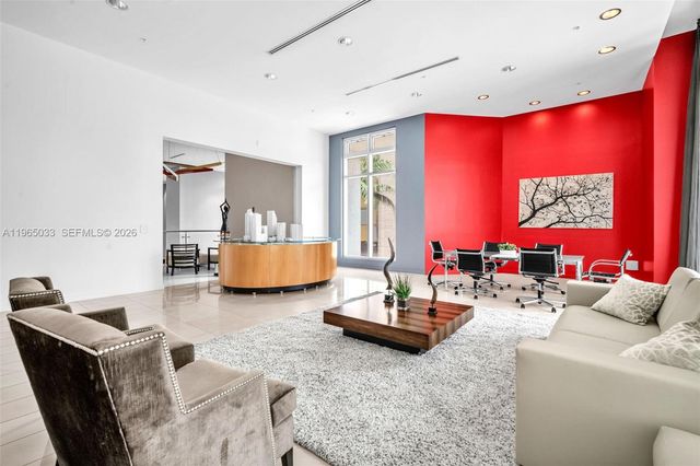 300 S Biscayne Blvd L-822, Miami, FL 33131