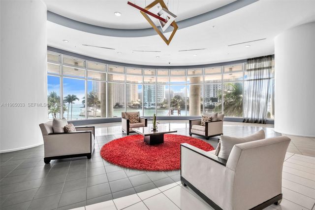 300 S Biscayne Blvd L-822, Miami, FL 33131