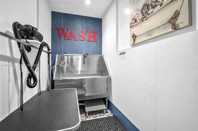 300 S Biscayne Blvd L-822, Miami, FL 33131