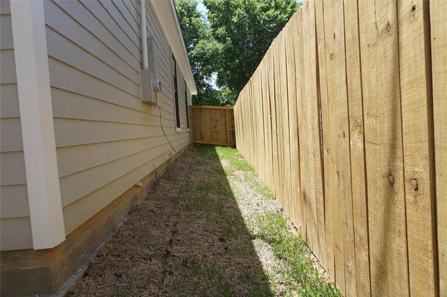 9587 Darkwood Street, Willis, TX 77318