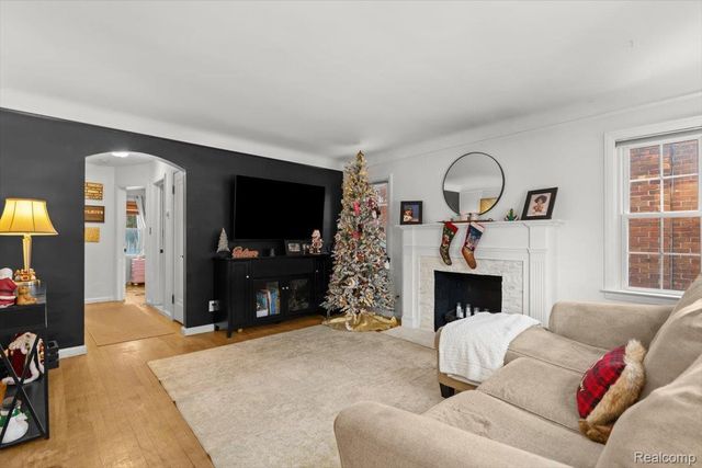 1818 Norwood Drive, Grosse Pointe Woods, MI 48236