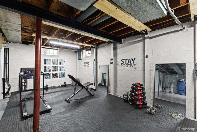 1818 Norwood Drive, Grosse Pointe Woods, MI 48236