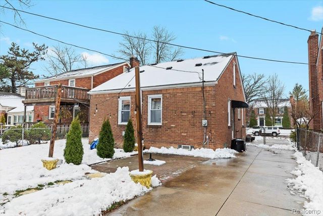 1818 Norwood Drive, Grosse Pointe Woods, MI 48236