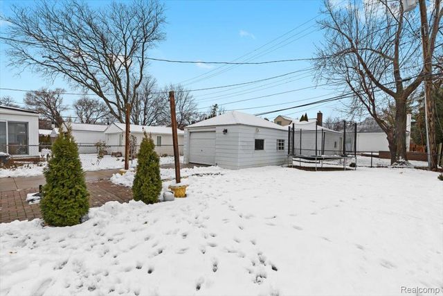 1818 Norwood Drive, Grosse Pointe Woods, MI 48236