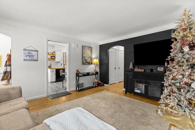 1818 Norwood Drive, Grosse Pointe Woods, MI 48236