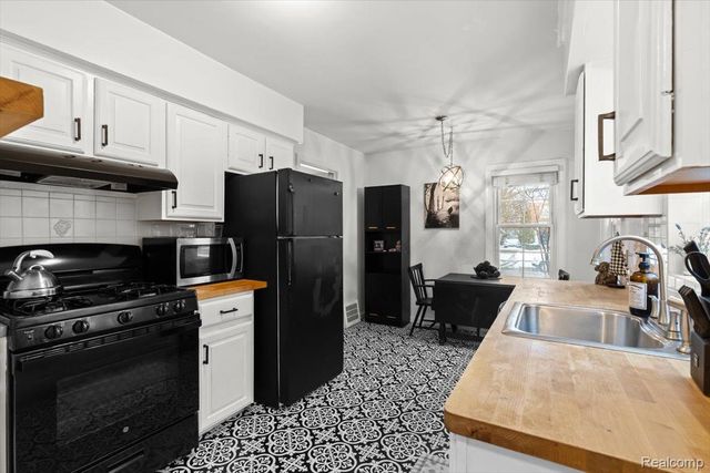 1818 Norwood Drive, Grosse Pointe Woods, MI 48236