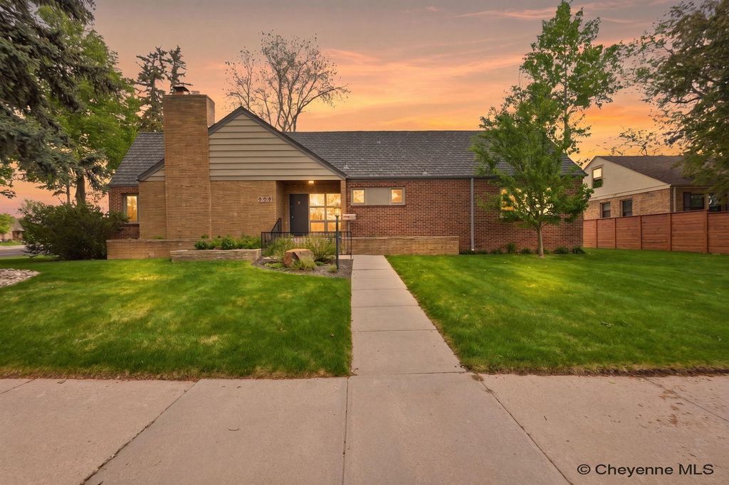 318 W 2ND AVE, Cheyenne, WY 82001